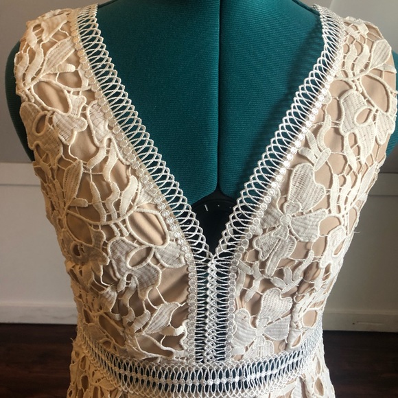🧺Romeo & Juliet Couture White and Nude Lace V-Neck Formal Dress, NWT, size M - Picture 4 of 6